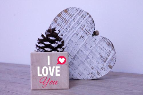 una piña en una caja con forma de corazón con las palabras que te amo en IL CERVO - Dolomiti Affitti en Cavalese