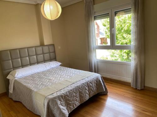 Llit o llits en una habitació de APARTAMENTO 2 HABITACIONEs ,GARAJE , CON BUENA UBICACION