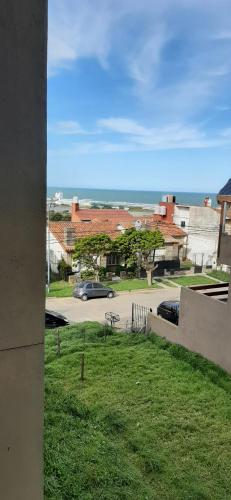 un coche aparcado en un estacionamiento al lado de una calle en Gutem berg, en Mar del Plata