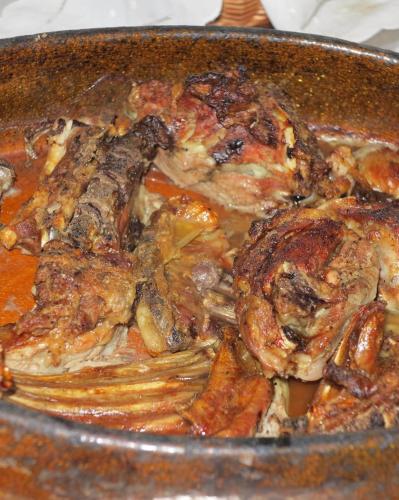 a pan of food with meat and vegetables at Los Jerónimos in La Tuda