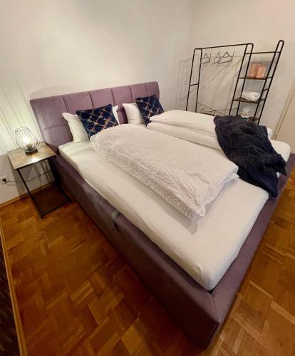 Säng eller sängar i ett rum på Salier Blue, Zentrum Karlsruhe, schick und modern!