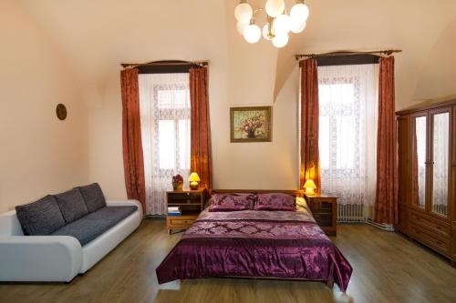 sypialnia z łóżkiem i kanapą w obiekcie Penzión Grand w Koszycach
