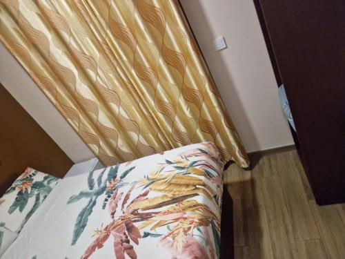 Una cama en una habitación con colcha. en Hostal Corazón de Madrid, en Madrid