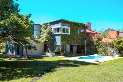 una casa con un patio con piscina en La Escondida en Mendoza