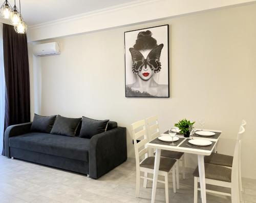 uma sala de estar com um sofá e uma mesa em OASIS, Charming 1BD apartment with living room em Chişinău