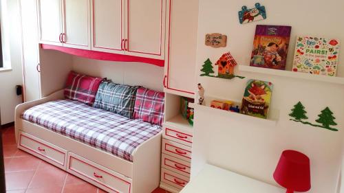 a childs bedroom with a bed in the corner at La Casetta di Margi in Ateleta