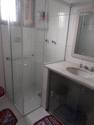 a bathroom with a shower and a sink at Condomínio Mar de Búzios in Nísia Floresta