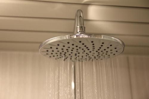 un cabezal de ducha con corrientes de agua colgando de él en Formosa 101 en Taipéi