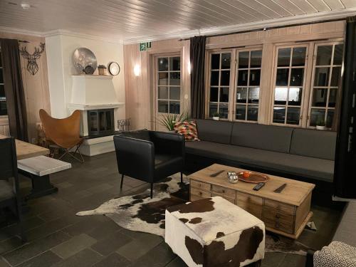 a living room with a couch and a table at Tinden in Hemsedal
