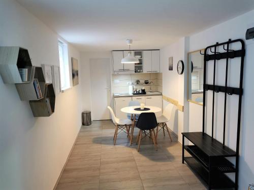 uma pequena cozinha e sala de jantar com mesa e cadeiras em Kod Dede Brzece em Brzeće