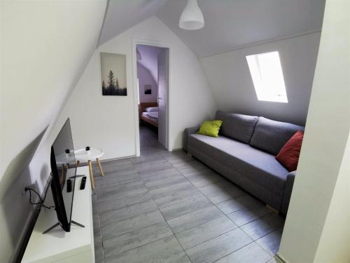 uma sala de estar com um sofá e uma mesa em Kod Dede Brzece em Brzeće