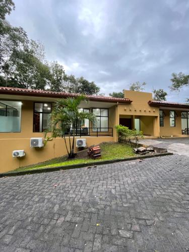 Private 5 Bedroom Home with Pool! – Photos 2
