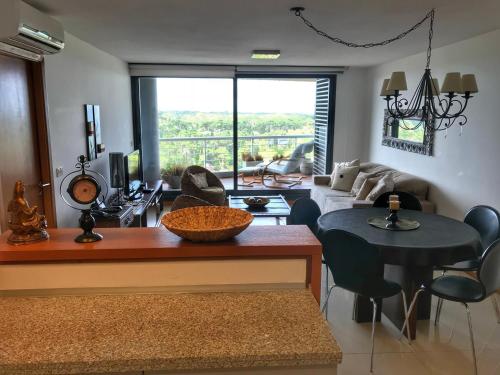 sala de estar con mesa y sofá en Torre Tressesenta Apto 1508 en Punta del Este