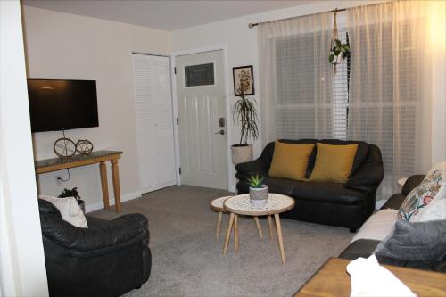 ein Wohnzimmer mit einem Sofa und einem Tisch in der Unterkunft Gaia House in Annapolis