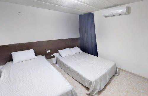 een kamer met 2 bedden in een kamer bij El Depa del Puerto in Cancun