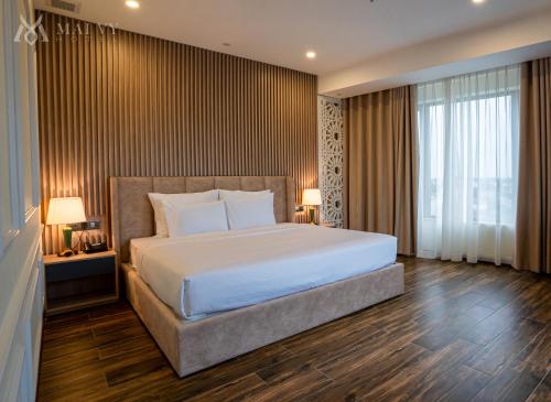 Mai Vy Hotel Tay Ninh في Tây Ninh: غرفة نوم بسرير كبير ونافذة كبيرة