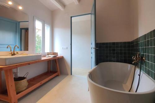 Koupelna v ubytování Can Camades - Casa amb jardí i piscina a L'Empordà