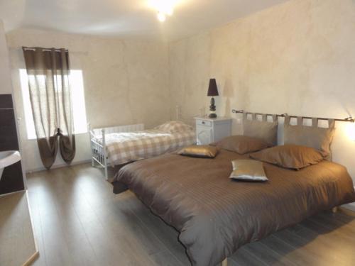 1 Schlafzimmer mit 2 Betten und einem Fenster in der Unterkunft Gîte Charroux - Allier, 4 pièces, 7 personnes - FR-1-489-271 in Charroux-dʼAllier