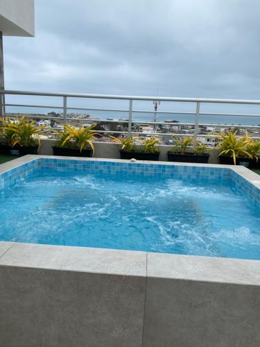 una gran piscina en la azotea de un edificio en Apartamento 304 en Salinas, en Salinas