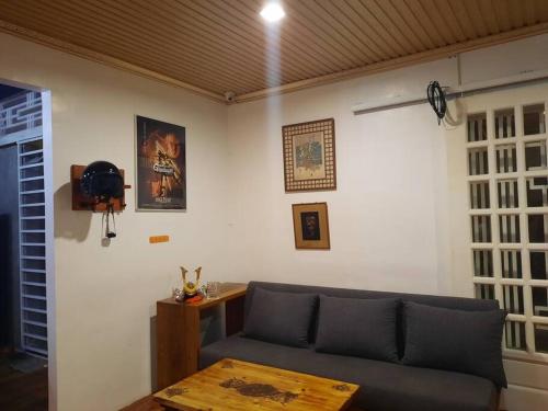 Гостиная зона в Omotenashi House of Santa Rosa City Laguna