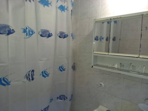 baño con cortina de ducha con pescado azul en Dpto cómodo, céntrico a 3 cuadras de la playa y casino en Mar del Plata