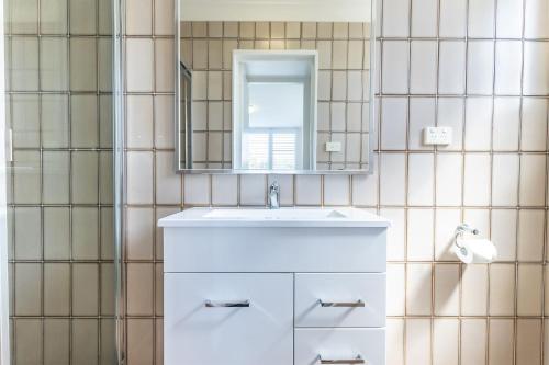 Koupelna v ubytování The Dunes15 fabulous unit with pool tennis court and across the road to the beach