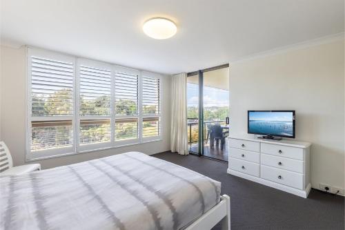 Postel nebo postele na pokoji v ubytování The Dunes15 fabulous unit with pool tennis court and across the road to the beach