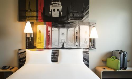 Postel nebo postele na pokoji v ubytování Ibis Milano Fiera