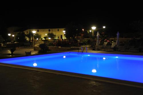 Bazén v ubytování Artemisia Resort nebo v jeho okolí