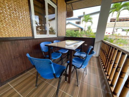 にあるLaSersita Casitas and Water Spa Beach Resort by Cocotelのテーブルと椅子付きのバルコニー