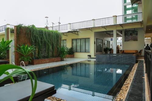 una piscina en el patio trasero de una casa en Melody Boutique Hotel en Siem Riep