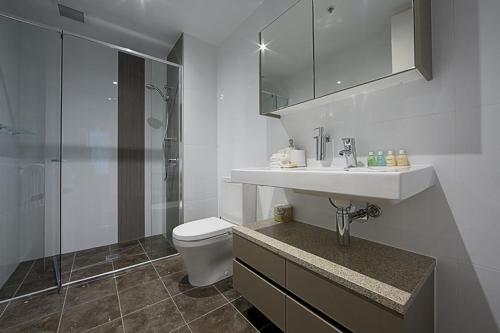 La salle de bains est pourvue de toilettes, d'un lavabo et d'une douche. dans l'établissement Manhattan 303 Canberra City ACT, à Canberra