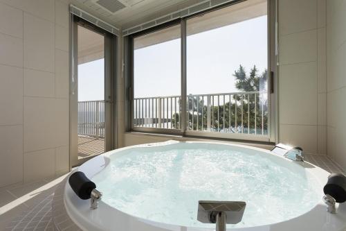 Nespecifikovaný výhled na hory nebo výhled na hory při pohledu z hotelu
