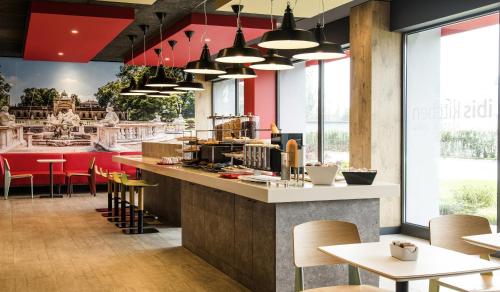 Příslušenství pro přípravu čaje a kávy v ubytování Ibis Milano Fiera