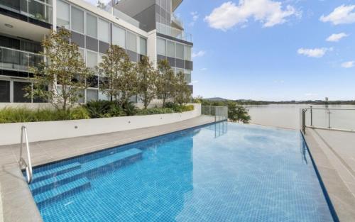 una piscina al costado de un edificio en Lakefront 116 Kingston ACT, en Kingston 