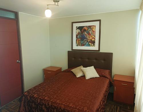 1 dormitorio con 1 cama y una pintura en la pared en Bon Repos Arequipa, en Arequipa