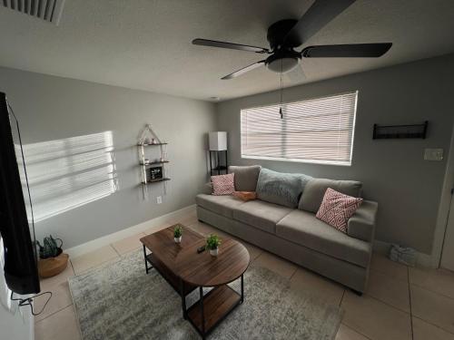 ein Wohnzimmer mit einem Sofa und einem Deckenventilator in der Unterkunft Bohemian 1 Bedroom- Minutes from Busch Gardens in Tampa
