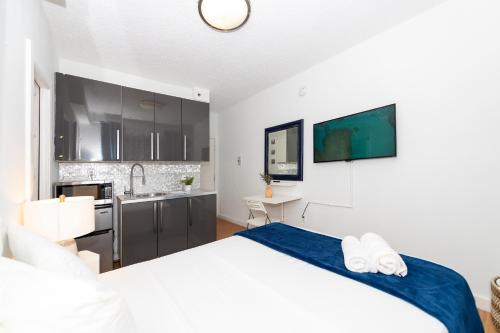 um quarto com uma cama grande e uma cozinha em South of Fifth Ocean Drive Apt em Miami Beach
