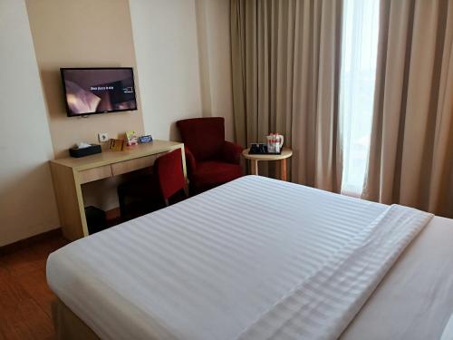 Телевизор и/или развлекательный центр в Days Hotel & Suites by Wyndham Jakarta Airport