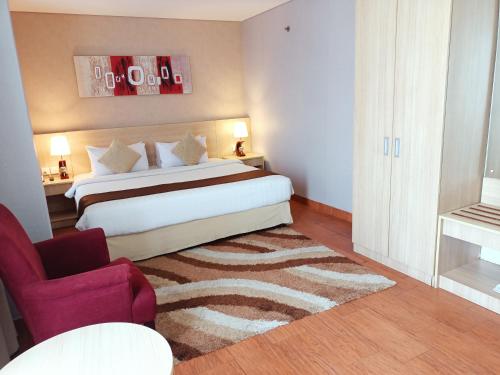 Кровать или кровати в номере Days Hotel & Suites by Wyndham Jakarta Airport