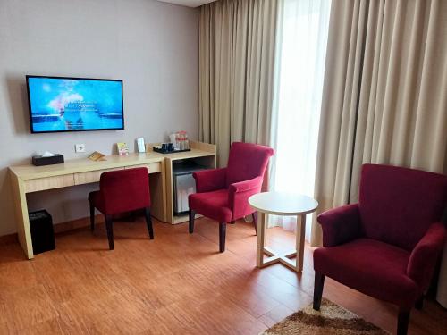Телевизор и/или развлекательный центр в Days Hotel & Suites by Wyndham Jakarta Airport