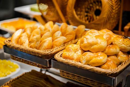 Mường Thanh Holiday Suối Mơ Hạ Long في ها لونغ: سلالتين مليئة بالمعجنات فوق طاولة