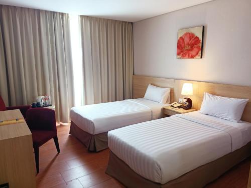 Кровать или кровати в номере Days Hotel & Suites by Wyndham Jakarta Airport