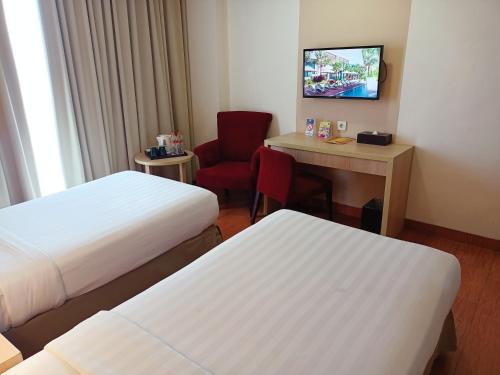 Телевизор и/или развлекательный центр в Days Hotel & Suites by Wyndham Jakarta Airport