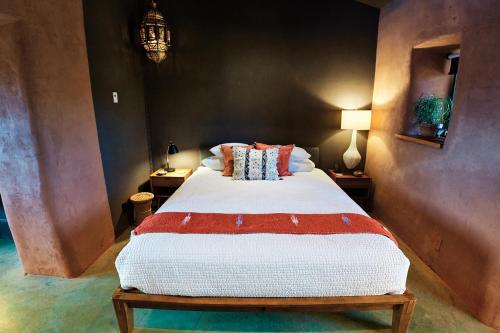 Sacred Sands في جوشوا تري: غرفة نوم بسرير كبير عليها مخدات