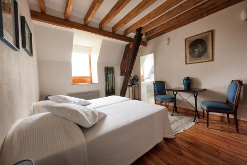 En eller flere senge i et værelse på Château du Jard