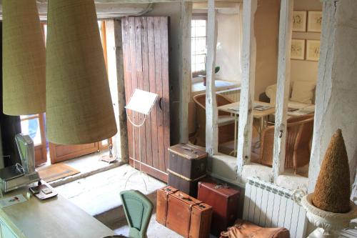 an old room with suitcases in the middle of a room at Posada Restaurante Casa de la Sal in Candelario