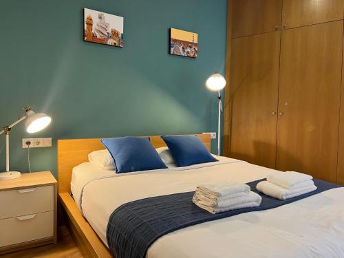 バルセロナにあるRipoll Apartmentsのベッドルーム1室(ベッド1台、タオル2枚付)