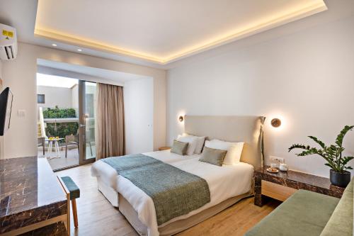 Łóżko lub łóżka w pokoju w obiekcie Nefeli Hotel
