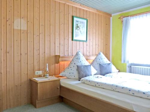 1 dormitorio con cama y ventana en Gästehaus Achenwinkel Ferienwohnung, en Ramsau